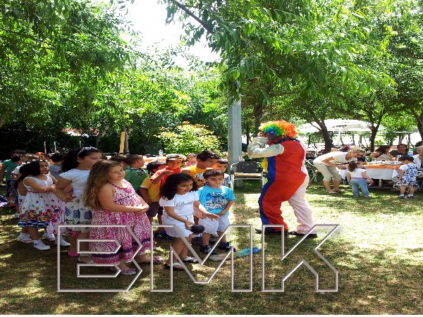  Piknik Organizasyonları Organizsyonun tüm aşamalarını profesyonel ekiplerimize gönül rahatlığıyla teslim edebilirsiniz. Misafirlerinizi şehrin çeşitli bölgelerinden alındığı ve etkinlik alanına götürüldüğü servis hizmetinden konser ve müzik yayınlarına, barbekü ve mangal gibi enfes ziyafetlerden popcorn, pamuk şeker ve sandviç gibi piknik atıştırmalarıyla karnaval havasında catering hizmetlerine doğa içinde muazzam bir piknik atmosferini sizlere sunuyoruz. .  Piknik Aktivitelerimiz Servis ve Transfer Hizmetleri  Süssleme   Sahne Hizmetleri  Konser, DJ Hizmeti ve Ses Sistemi  Karnaval Yiyecekler; Pamuk Şekeri, Popcorn  Barbekü ve Mangal Servisi  Catering Hizmetleri  Piknik Masaları ve Ekipmanları  Animasyonlar ve Çeşitli Oyunlar  Şişme Oyun  Palyaço  Sihirbaz Gösterisi