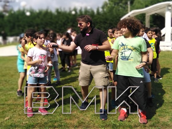 Piknik Organizasyonları Organizsyonun tüm aşamalarını profesyonel ekiplerimize gönül rahatlığıyla teslim edebilirsiniz. Misafirlerinizi şehrin çeşitli bölgelerinden alındığı ve etkinlik alanına götürüldüğü servis hizmetinden konser ve müzik yayınlarına, barbekü ve mangal gibi enfes ziyafetlerden popcorn, pamuk şeker ve sandviç gibi piknik atıştırmalarıyla karnaval havasında catering hizmetlerine doğa içinde muazzam bir piknik atmosferini sizlere sunuyoruz. .  Piknik Aktivitelerimiz Servis ve Transfer Hizmetleri  Süssleme   Sahne Hizmetleri  Konser, DJ Hizmeti ve Ses Sistemi  Karnaval Yiyecekler; Pamuk Şekeri, Popcorn  Barbekü ve Mangal Servisi  Catering Hizmetleri  Piknik Masaları ve Ekipmanları  Animasyonlar ve Çeşitli Oyunlar  Şişme Oyun  Palyaço  Sihirbaz Gösterisi