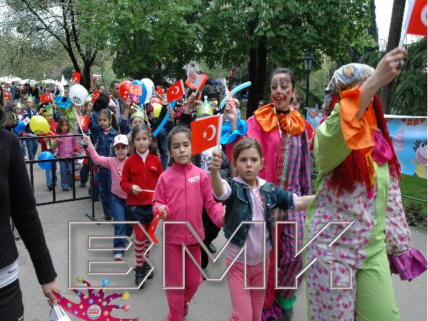 Piknik Organizasyonları Organizsyonun tüm aşamalarını profesyonel ekiplerimize gönül rahatlığıyla teslim edebilirsiniz. Misafirlerinizi şehrin çeşitli bölgelerinden alındığı ve etkinlik alanına götürüldüğü servis hizmetinden konser ve müzik yayınlarına, barbekü ve mangal gibi enfes ziyafetlerden popcorn, pamuk şeker ve sandviç gibi piknik atıştırmalarıyla karnaval havasında catering hizmetlerine doğa içinde muazzam bir piknik atmosferini sizlere sunuyoruz. .  Piknik Aktivitelerimiz Servis ve Transfer Hizmetleri  Süssleme   Sahne Hizmetleri  Konser, DJ Hizmeti ve Ses Sistemi  Karnaval Yiyecekler; Pamuk Şekeri, Popcorn  Barbekü ve Mangal Servisi  Catering Hizmetleri  Piknik Masaları ve Ekipmanları  Animasyonlar ve Çeşitli Oyunlar  Şişme Oyun  Palyaço  Sihirbaz Gösterisi