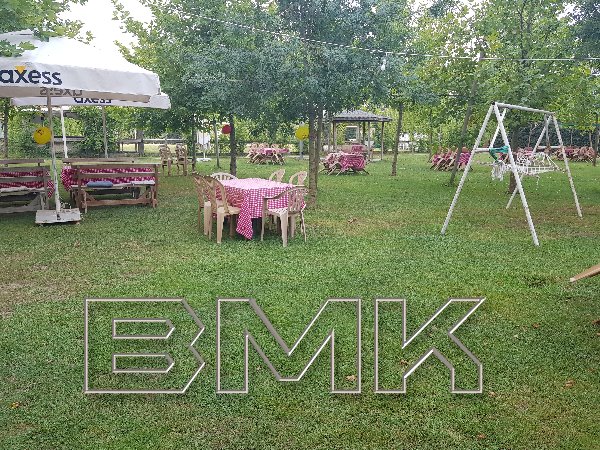 Piknik Organizasyonları Organizsyonun tüm aşamalarını profesyonel ekiplerimize gönül rahatlığıyla teslim edebilirsiniz. Misafirlerinizi şehrin çeşitli bölgelerinden alındığı ve etkinlik alanına götürüldüğü servis hizmetinden konser ve müzik yayınlarına, barbekü ve mangal gibi enfes ziyafetlerden popcorn, pamuk şeker ve sandviç gibi piknik atıştırmalarıyla karnaval havasında catering hizmetlerine doğa içinde muazzam bir piknik atmosferini sizlere sunuyoruz. .  Piknik Aktivitelerimiz Servis ve Transfer Hizmetleri  Süssleme   Sahne Hizmetleri  Konser, DJ Hizmeti ve Ses Sistemi  Karnaval Yiyecekler; Pamuk Şekeri, Popcorn  Barbekü ve Mangal Servisi  Catering Hizmetleri  Piknik Masaları ve Ekipmanları  Animasyonlar ve Çeşitli Oyunlar  Şişme Oyun  Palyaço  Sihirbaz Gösterisi