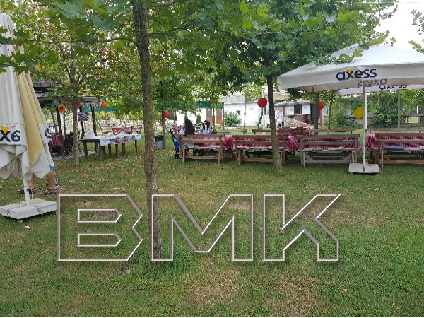  Piknik Organizasyonları Organizsyonun tüm aşamalarını profesyonel ekiplerimize gönül rahatlığıyla teslim edebilirsiniz. Misafirlerinizi şehrin çeşitli bölgelerinden alındığı ve etkinlik alanına götürüldüğü servis hizmetinden konser ve müzik yayınlarına, barbekü ve mangal gibi enfes ziyafetlerden popcorn, pamuk şeker ve sandviç gibi piknik atıştırmalarıyla karnaval havasında catering hizmetlerine doğa içinde muazzam bir piknik atmosferini sizlere sunuyoruz. .  Piknik Aktivitelerimiz Servis ve Transfer Hizmetleri  Süssleme   Sahne Hizmetleri  Konser, DJ Hizmeti ve Ses Sistemi  Karnaval Yiyecekler; Pamuk Şekeri, Popcorn  Barbekü ve Mangal Servisi  Catering Hizmetleri  Piknik Masaları ve Ekipmanları  Animasyonlar ve Çeşitli Oyunlar  Şişme Oyun  Palyaço  Sihirbaz Gösterisi